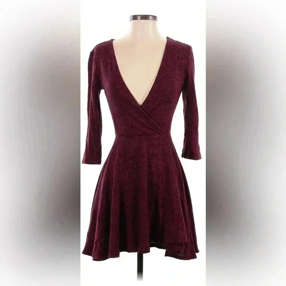Kimchi Blue Dresses & Skirts - Kimchi Blue V-Neck Cocktail Dress Size Medium
